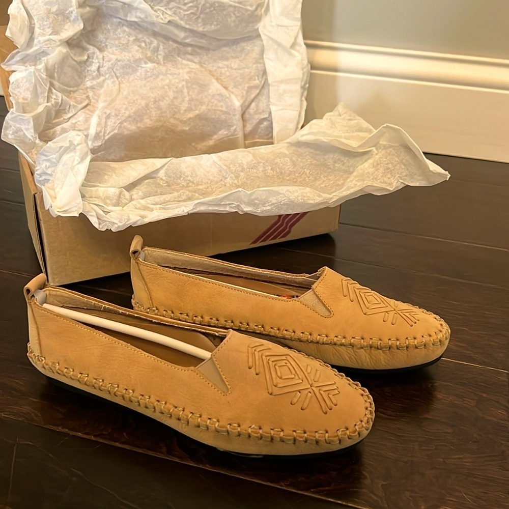 Hush Puppies camel suede loafer NIB 7